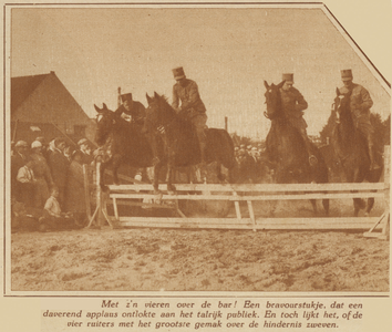 873707 Collage van 2 foto's betreffende het ruiterfeest gegeven door het eerste regiment veldartillerie, ter ...